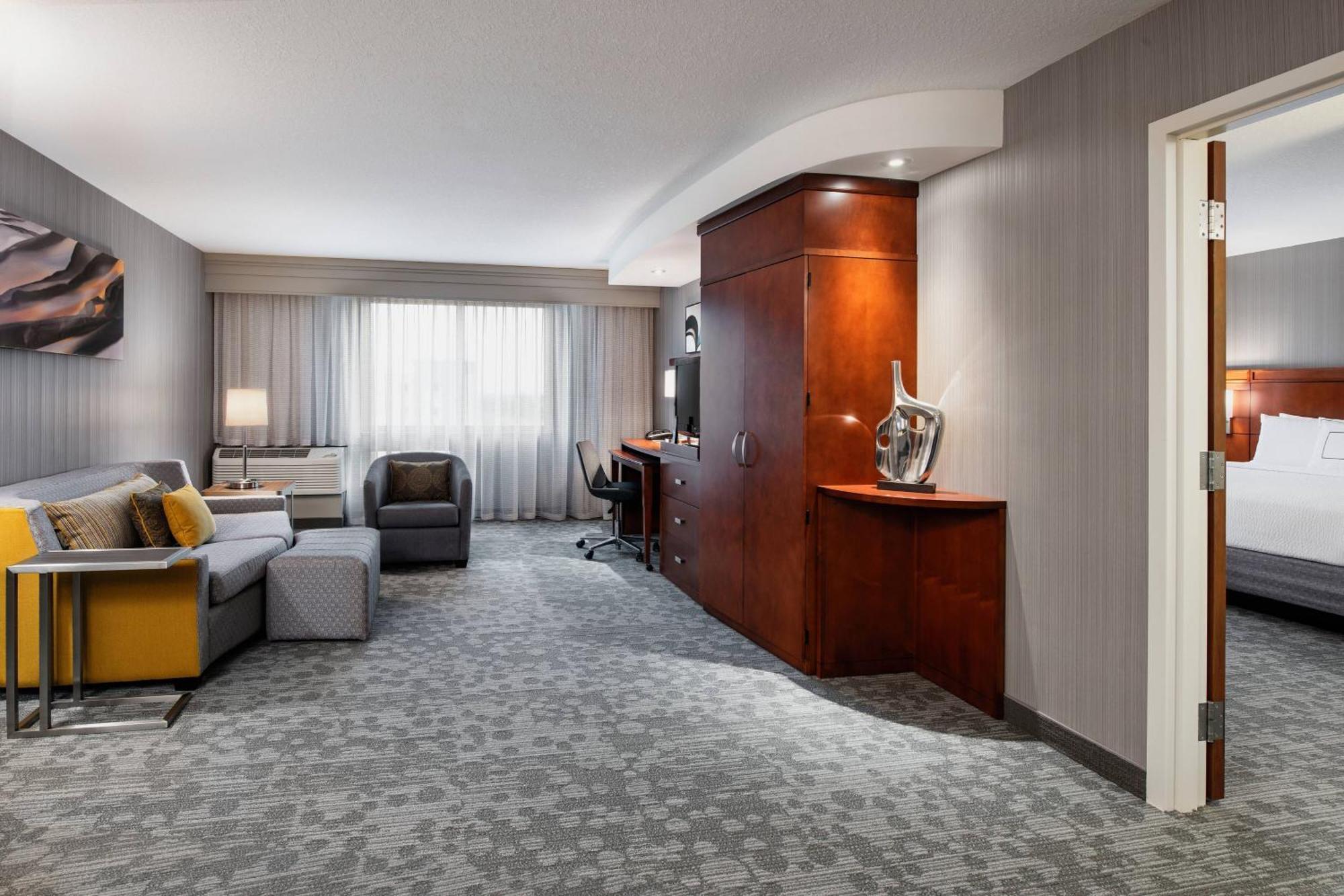 Courtyard By Marriott Edmonton West Hotel Exterior foto