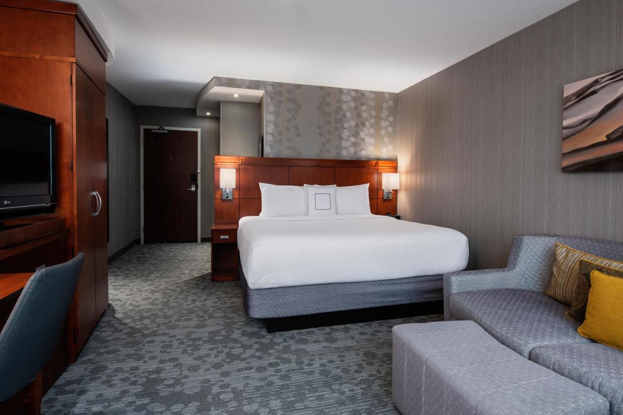 Courtyard By Marriott Edmonton West Hotel Exterior foto